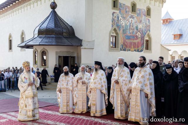 (Foto) Sub ocrotirea Maicii Domnului: Sobor de ierarhi și popor credincios la hramul Mănăstirii Văratec
