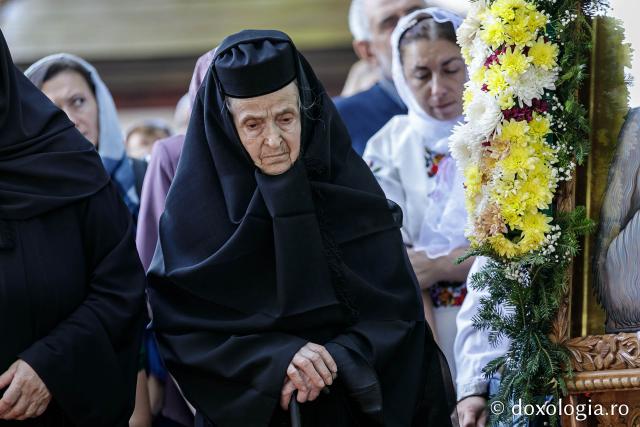 (Foto) Sub ocrotirea Maicii Domnului: Sobor de ierarhi și popor credincios la hramul Mănăstirii Văratec