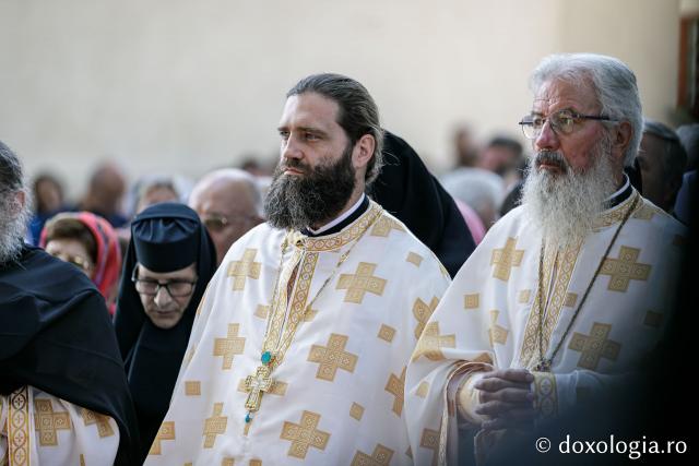 (Foto) Sub ocrotirea Maicii Domnului: Sobor de ierarhi și popor credincios la hramul Mănăstirii Văratec