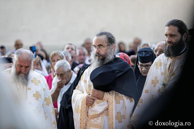 (Foto) Sub ocrotirea Maicii Domnului: Sobor de ierarhi și popor credincios la hramul Mănăstirii Văratec