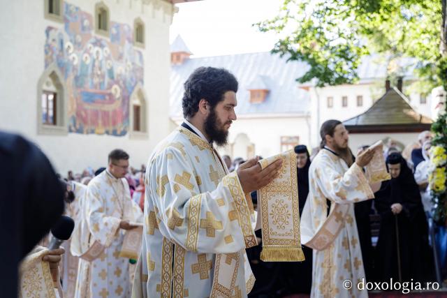 (Foto) Sub ocrotirea Maicii Domnului: Sobor de ierarhi și popor credincios la hramul Mănăstirii Văratec
