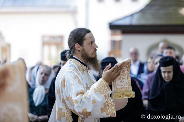 (Foto) Sub ocrotirea Maicii Domnului: Sobor de ierarhi și popor credincios la hramul Mănăstirii Văratec