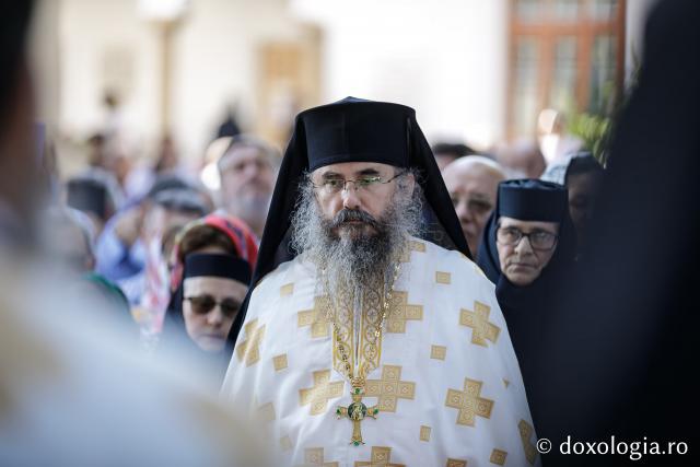(Foto) Sub ocrotirea Maicii Domnului: Sobor de ierarhi și popor credincios la hramul Mănăstirii Văratec