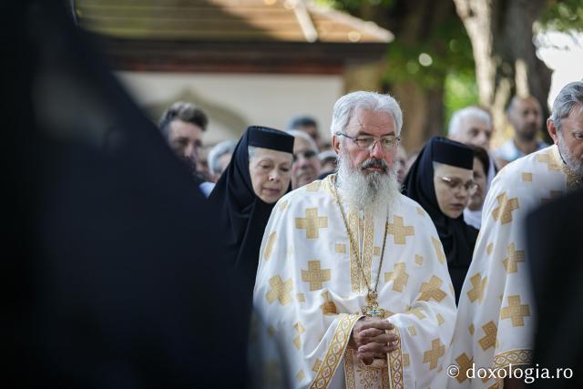 (Foto) Sub ocrotirea Maicii Domnului: Sobor de ierarhi și popor credincios la hramul Mănăstirii Văratec