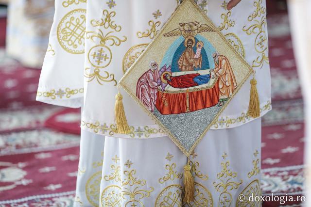 (Foto) Sub ocrotirea Maicii Domnului: Sobor de ierarhi și popor credincios la hramul Mănăstirii Văratec
