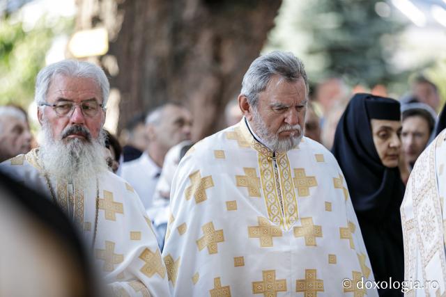 (Foto) Sub ocrotirea Maicii Domnului: Sobor de ierarhi și popor credincios la hramul Mănăstirii Văratec