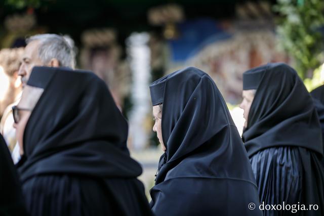 (Foto) Sub ocrotirea Maicii Domnului: Sobor de ierarhi și popor credincios la hramul Mănăstirii Văratec
