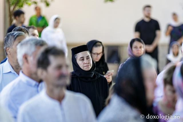 (Foto) Sub ocrotirea Maicii Domnului: Sobor de ierarhi și popor credincios la hramul Mănăstirii Văratec