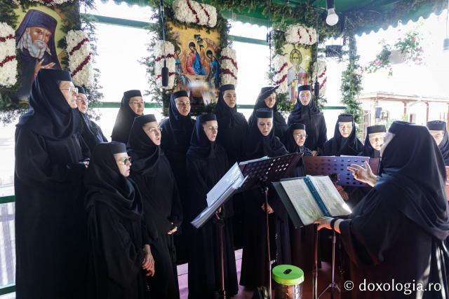 (Foto) Sub ocrotirea Maicii Domnului: Sobor de ierarhi și popor credincios la hramul Mănăstirii Văratec