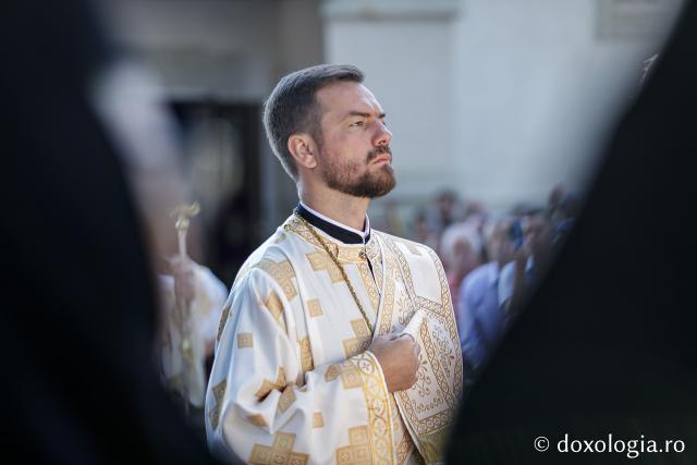 (Foto) Sub ocrotirea Maicii Domnului: Sobor de ierarhi și popor credincios la hramul Mănăstirii Văratec