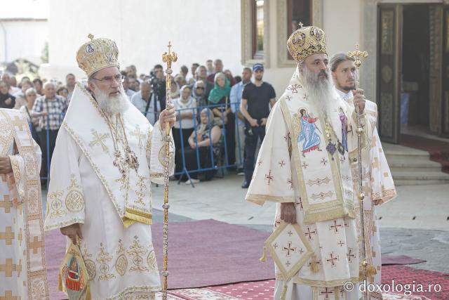 (Foto) Sub ocrotirea Maicii Domnului: Sobor de ierarhi și popor credincios la hramul Mănăstirii Văratec