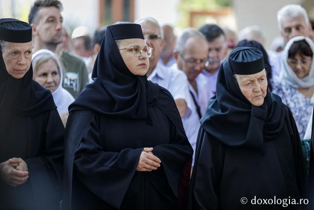 (Foto) Sub ocrotirea Maicii Domnului: Sobor de ierarhi și popor credincios la hramul Mănăstirii Văratec