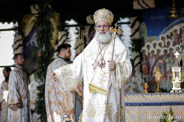 (Foto) Sub ocrotirea Maicii Domnului: Sobor de ierarhi și popor credincios la hramul Mănăstirii Văratec