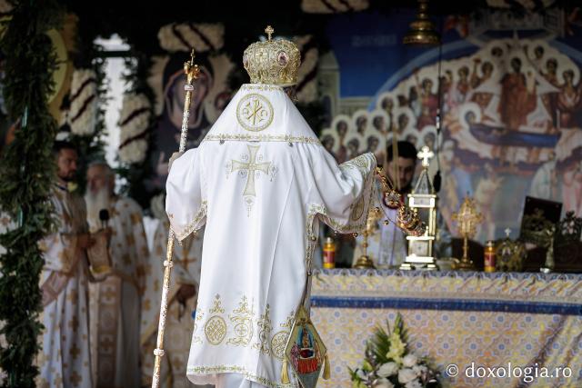 (Foto) Sub ocrotirea Maicii Domnului: Sobor de ierarhi și popor credincios la hramul Mănăstirii Văratec