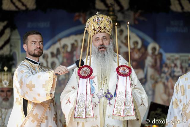 (Foto) Sub ocrotirea Maicii Domnului: Sobor de ierarhi și popor credincios la hramul Mănăstirii Văratec