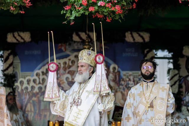 (Foto) Sub ocrotirea Maicii Domnului: Sobor de ierarhi și popor credincios la hramul Mănăstirii Văratec