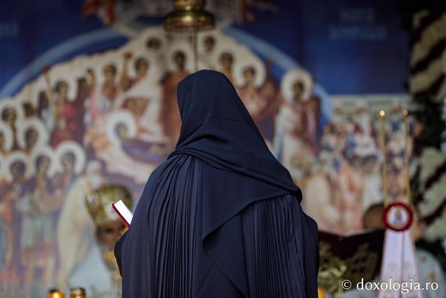 (Foto) Sub ocrotirea Maicii Domnului: Sobor de ierarhi și popor credincios la hramul Mănăstirii Văratec