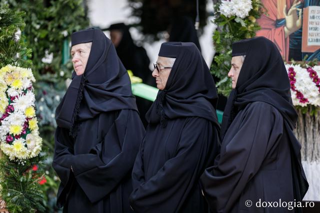 (Foto) Sub ocrotirea Maicii Domnului: Sobor de ierarhi și popor credincios la hramul Mănăstirii Văratec