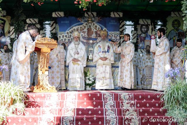 (Foto) Sub ocrotirea Maicii Domnului: Sobor de ierarhi și popor credincios la hramul Mănăstirii Văratec