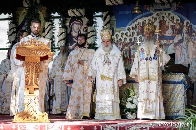 (Foto) Sub ocrotirea Maicii Domnului: Sobor de ierarhi și popor credincios la hramul Mănăstirii Văratec
