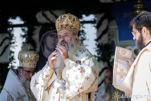 (Foto) Sub ocrotirea Maicii Domnului: Sobor de ierarhi și popor credincios la hramul Mănăstirii Văratec