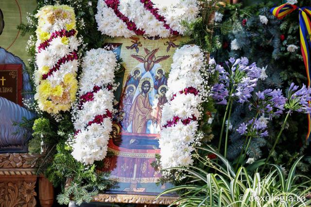 (Foto) Sub ocrotirea Maicii Domnului: Sobor de ierarhi și popor credincios la hramul Mănăstirii Văratec