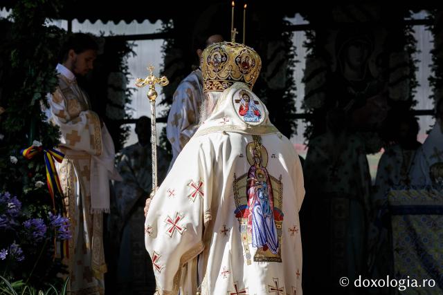 (Foto) Sub ocrotirea Maicii Domnului: Sobor de ierarhi și popor credincios la hramul Mănăstirii Văratec