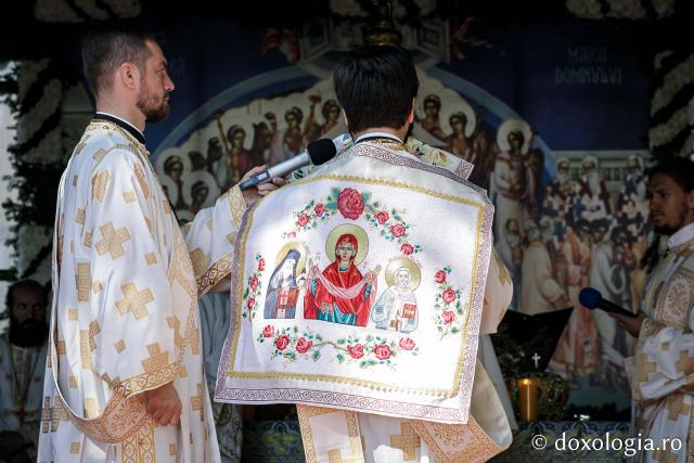 (Foto) Sub ocrotirea Maicii Domnului: Sobor de ierarhi și popor credincios la hramul Mănăstirii Văratec