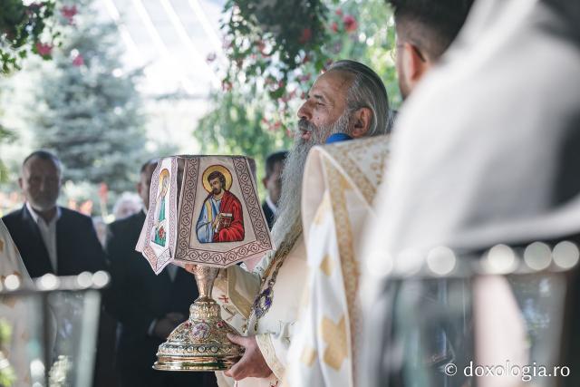 (Foto) Sub ocrotirea Maicii Domnului: Sobor de ierarhi și popor credincios la hramul Mănăstirii Văratec