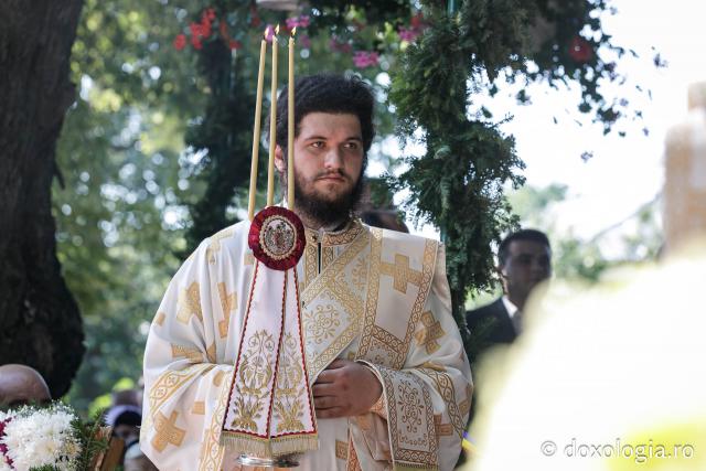 (Foto) Sub ocrotirea Maicii Domnului: Sobor de ierarhi și popor credincios la hramul Mănăstirii Văratec