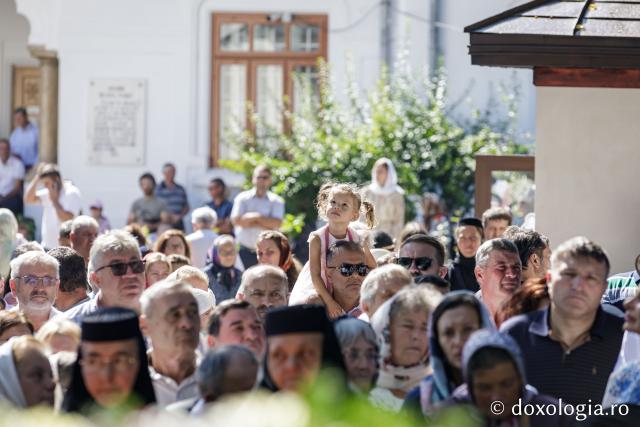 (Foto) Sub ocrotirea Maicii Domnului: Sobor de ierarhi și popor credincios la hramul Mănăstirii Văratec
