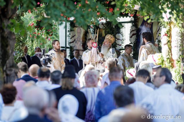 (Foto) Sub ocrotirea Maicii Domnului: Sobor de ierarhi și popor credincios la hramul Mănăstirii Văratec