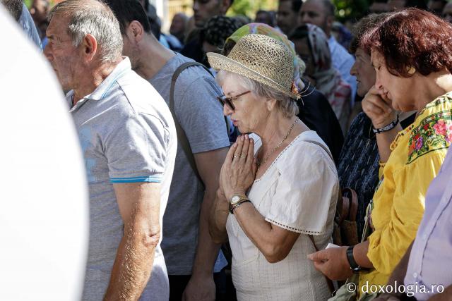 (Foto) Sub ocrotirea Maicii Domnului: Sobor de ierarhi și popor credincios la hramul Mănăstirii Văratec