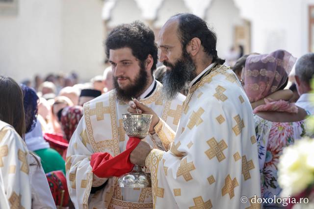 (Foto) Sub ocrotirea Maicii Domnului: Sobor de ierarhi și popor credincios la hramul Mănăstirii Văratec