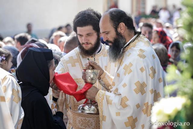 (Foto) Sub ocrotirea Maicii Domnului: Sobor de ierarhi și popor credincios la hramul Mănăstirii Văratec