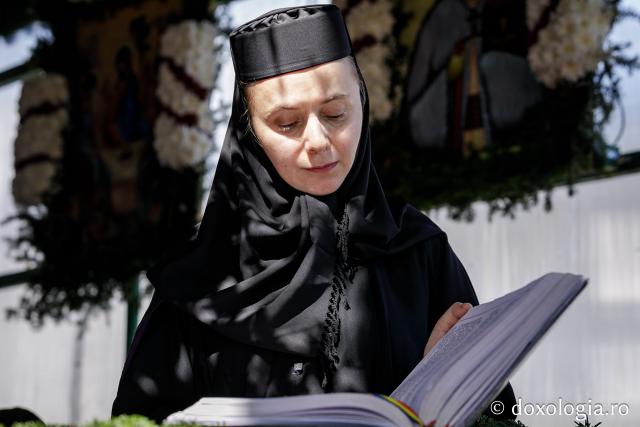 (Foto) Sub ocrotirea Maicii Domnului: Sobor de ierarhi și popor credincios la hramul Mănăstirii Văratec