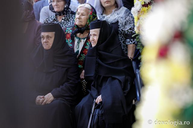 (Foto) Sub ocrotirea Maicii Domnului: Sobor de ierarhi și popor credincios la hramul Mănăstirii Văratec