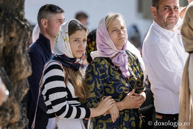 (Foto) Sub ocrotirea Maicii Domnului: Sobor de ierarhi și popor credincios la hramul Mănăstirii Văratec