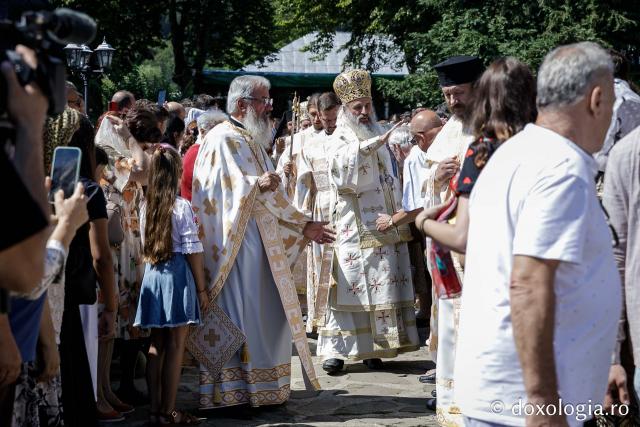 (Foto) Sub ocrotirea Maicii Domnului: Sobor de ierarhi și popor credincios la hramul Mănăstirii Văratec