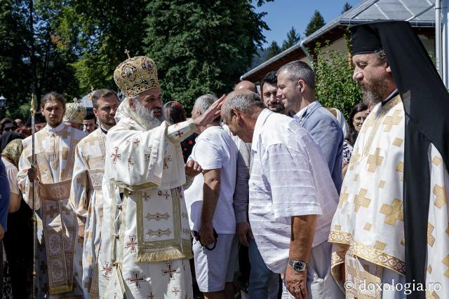 (Foto) Sub ocrotirea Maicii Domnului: Sobor de ierarhi și popor credincios la hramul Mănăstirii Văratec