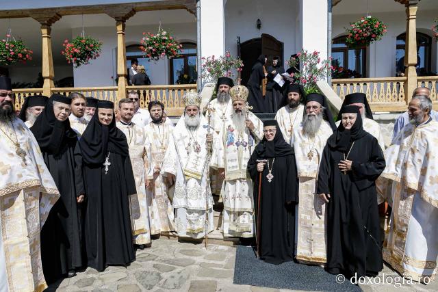 (Foto) Sub ocrotirea Maicii Domnului: Sobor de ierarhi și popor credincios la hramul Mănăstirii Văratec