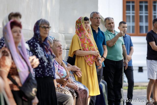 (Foto) Priveghere în cinstea Sfântului Cuvios Iosif la Mănăstirea Văratec