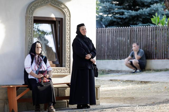 (Foto) Priveghere în cinstea Sfântului Cuvios Iosif la Mănăstirea Văratec