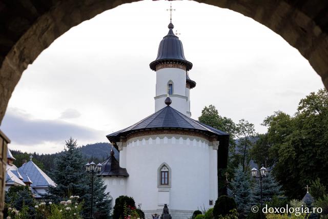 (Foto) Priveghere în cinstea Sfântului Cuvios Iosif la Mănăstirea Văratec