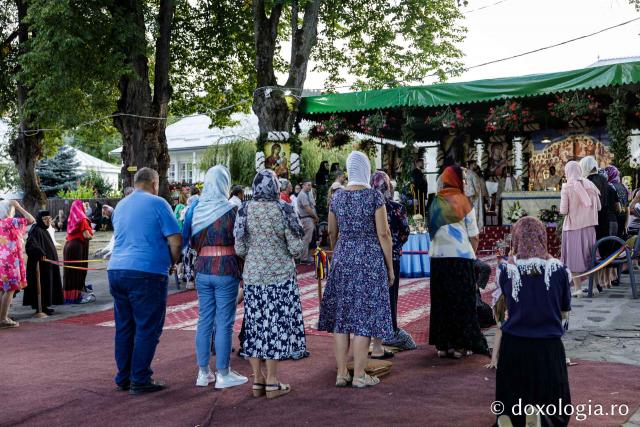 (Foto) Priveghere în cinstea Sfântului Cuvios Iosif la Mănăstirea Văratec
