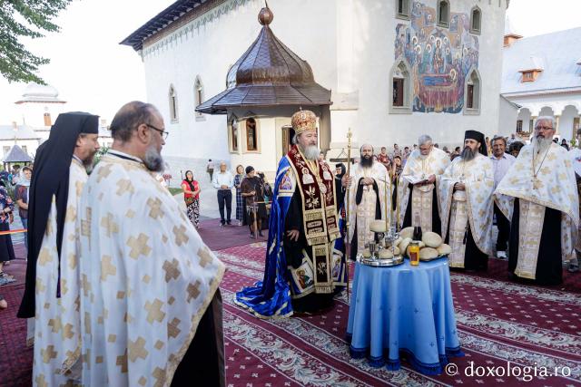 (Foto) Priveghere în cinstea Sfântului Cuvios Iosif la Mănăstirea Văratec