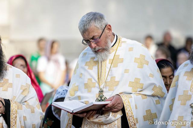 (Foto) Priveghere în cinstea Sfântului Cuvios Iosif la Mănăstirea Văratec