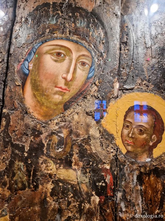 Icoana Maicii Domnului „Grabnic-Ascultătoarea” din Biserica „Panaghia Gorgoepikoos” din Tesalonic / Foto: Magda Buftea Icoana Maicii Domnului „Grabnic-Ascultătoarea” din Biserica „Panaghia Gorgoepikoos” din Tesalonic