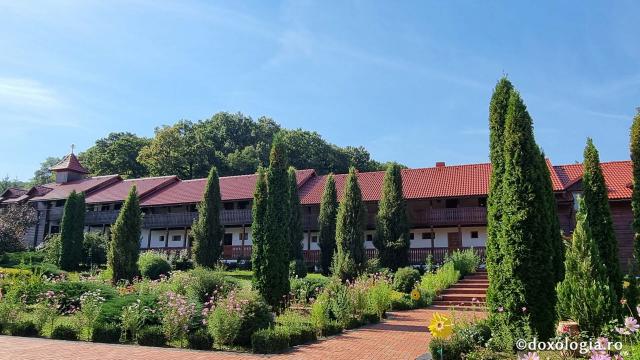 Mănăstirea „Sfântul Mare Mucenic Gheorghe” – Bunești