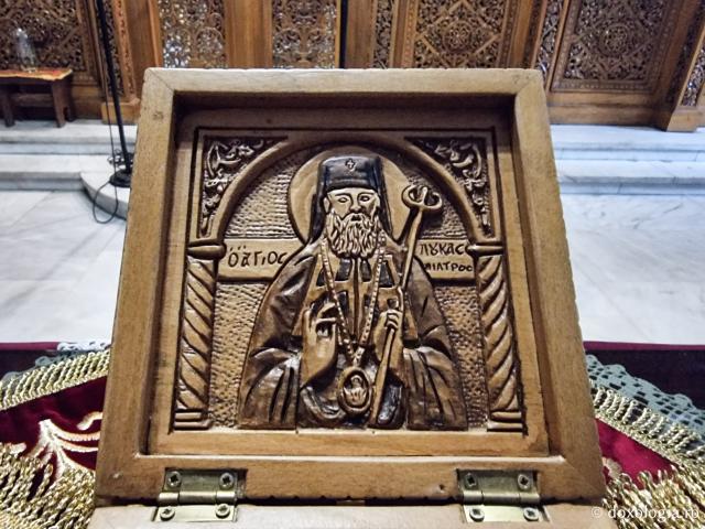 Închinare la moaștele Sfântului Ierarh Luca al Crimeii de la Biserica „Sfântul Atanasie” din Tesalonic / Foto: Magda Buftea Închinare la moaștele Sfântului Ierarh Luca al Crimeii de la Biserica „Sfântul Atanasie” din Tesalonic